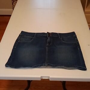 Women's jean skirt dark blue with pockets. Old Navy size 14.